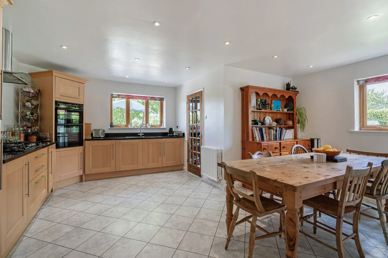 Isington Road, Isington, GU34 photo 6
