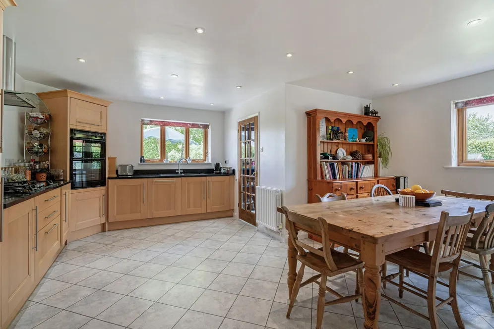 Isington Road, Isington, GU34 photo 6