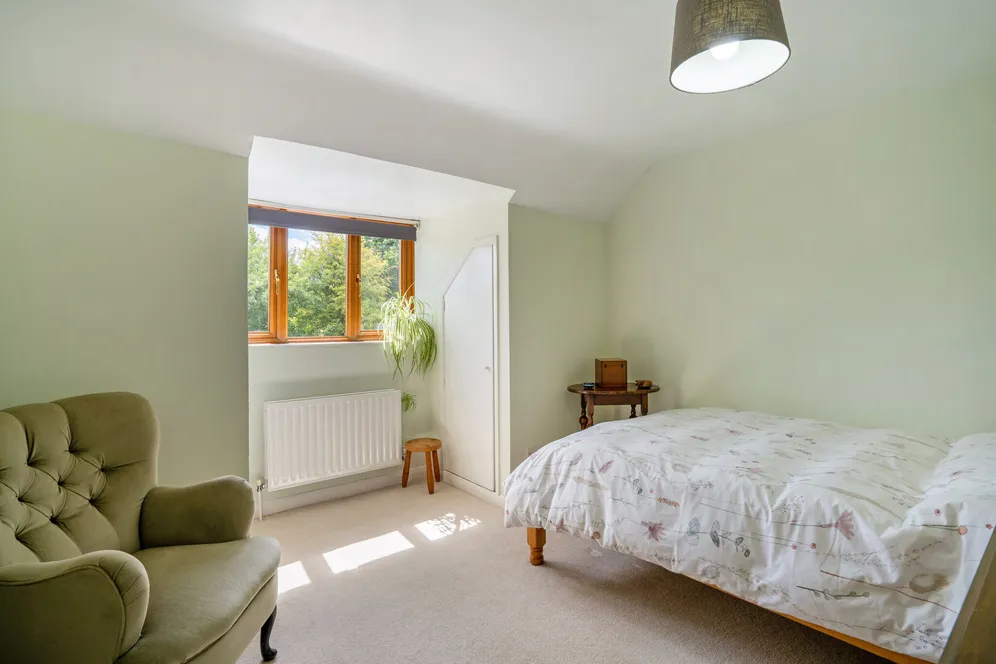 Isington Road, Isington, GU34 photo 23