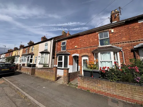 Cromwell Road, RUSHDENphoto