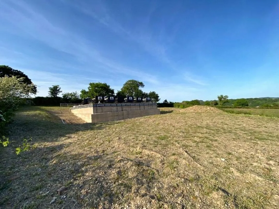 https://mr0.homeflow-assets.co.uk/files/photo/image/48074/9398/_x_/LND260020_04.jpg