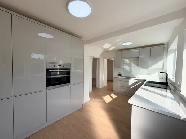 Lincoln Grove, M33 2JG