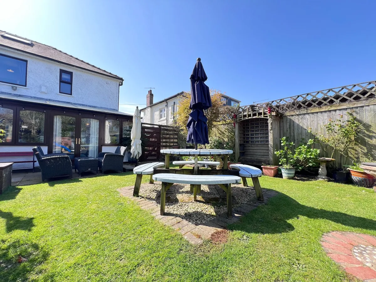 Port Road East, Barry, CF62