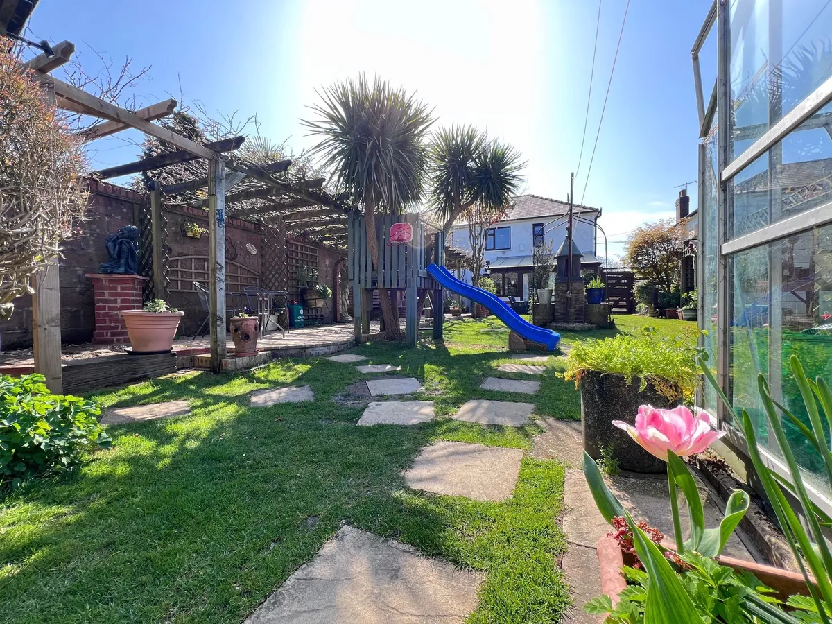 Port Road East, Barry, CF62