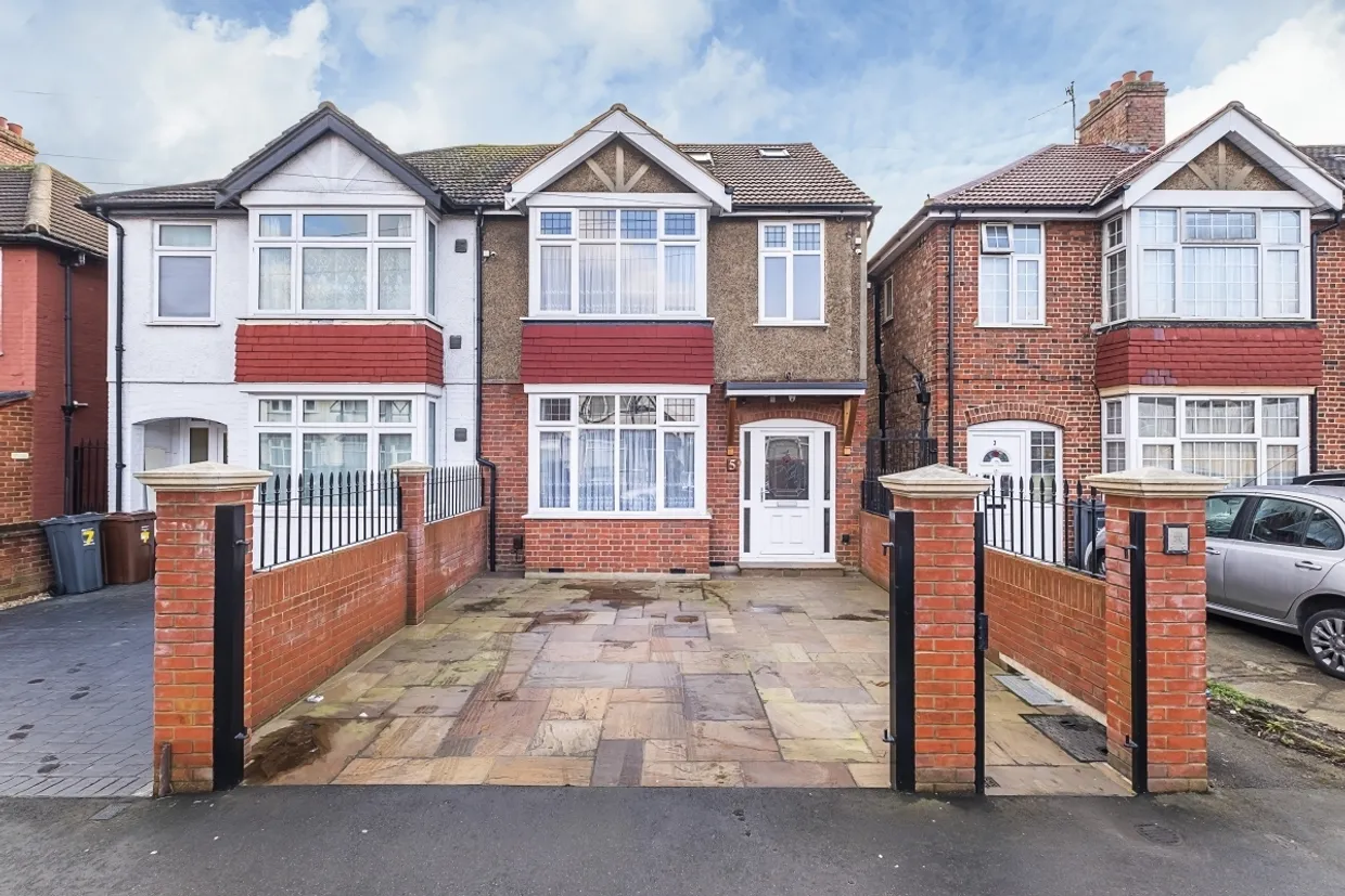 Taunton Avenue Hounslow TW3 photo 1