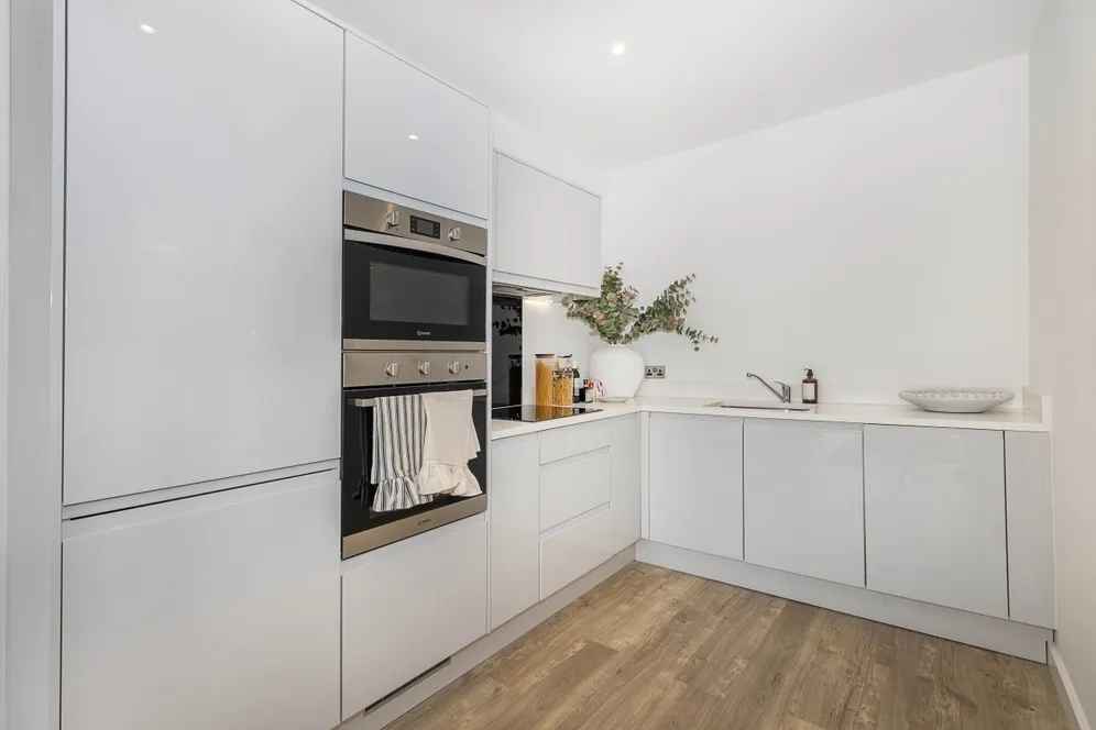 Elmsleigh Road Staines TW18 photo 3