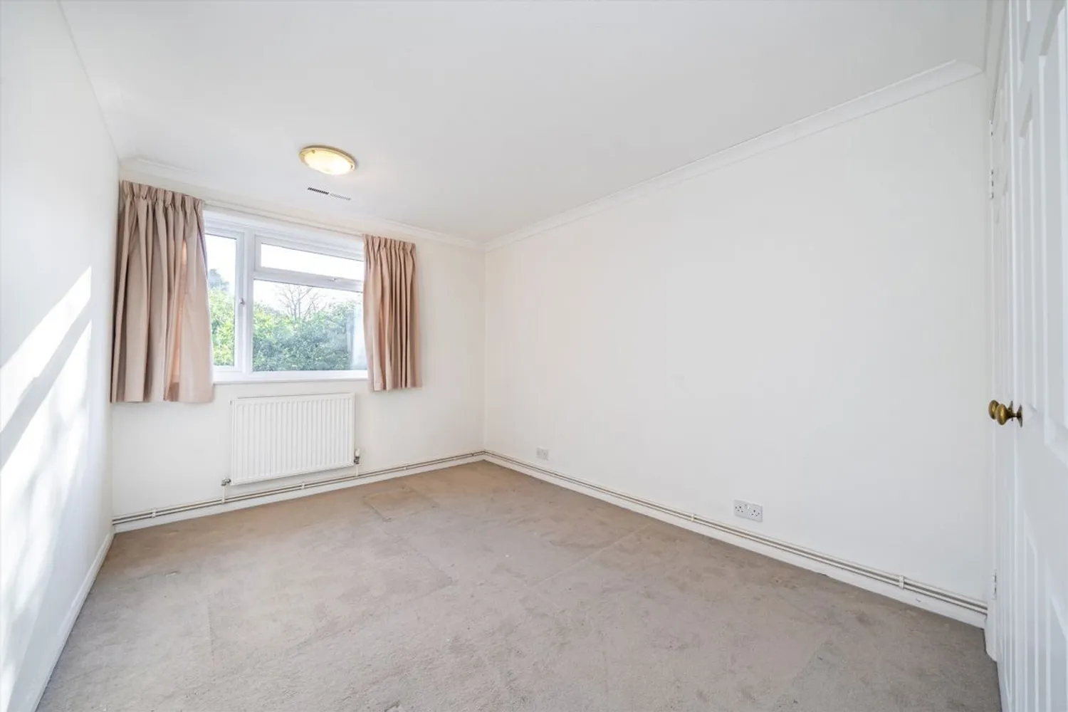Brockley Combe, Weybridge, KT13 photo 4