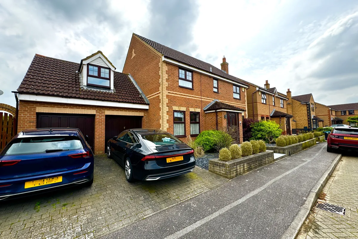 Curzon Place, Old Farm Park, MILTON KEYNES