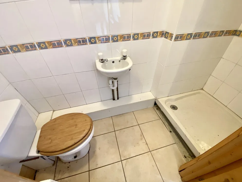 Property carousel item 9