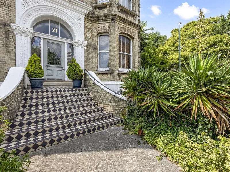 Property thumbnail 1 out of 3