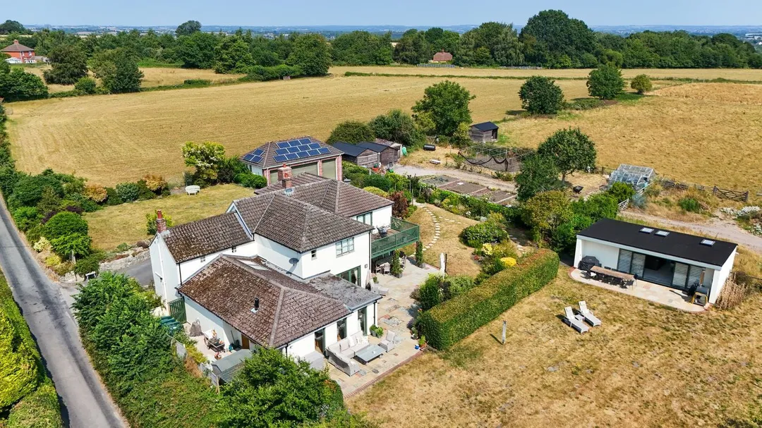 https://mr0.homeflow-assets.co.uk/files/photo/image/48076/7123/_x_/58833915.jpg