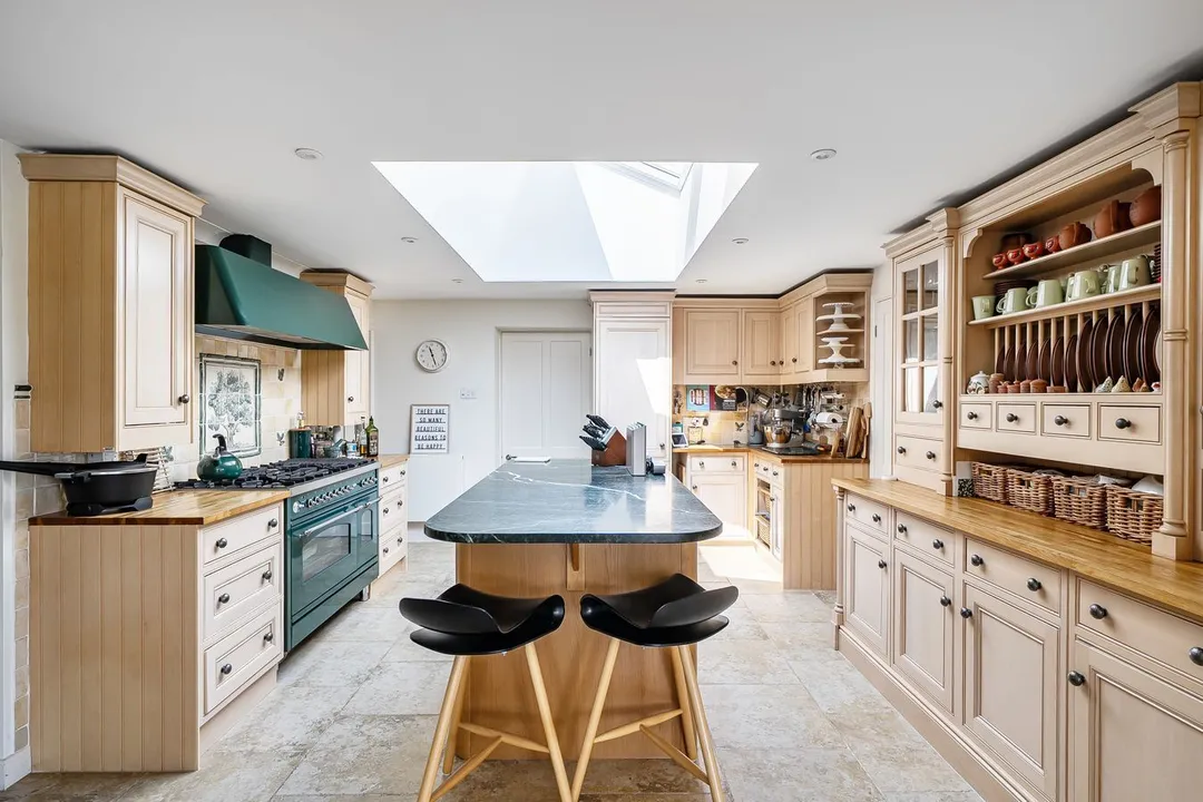 https://mr0.homeflow-assets.co.uk/files/photo/image/48076/7125/_x_/58833947.jpg