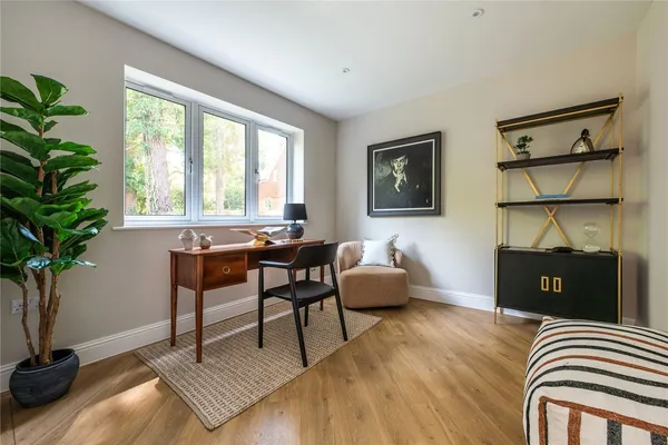 Bechwood Close, Tadworth, KT20 photo 4