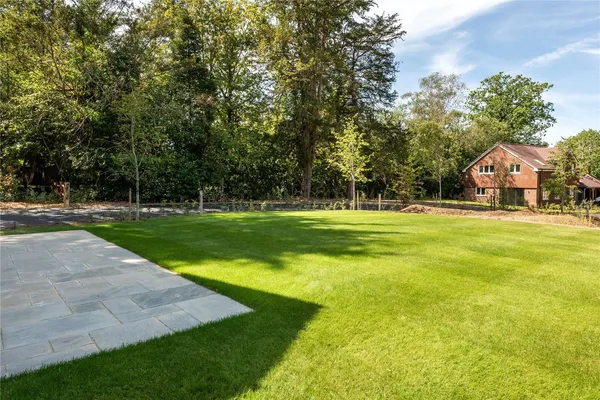 Bechwood Close, Tadworth, KT20 photo 14