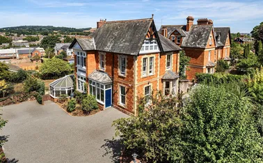 The Avenue, Tiverton