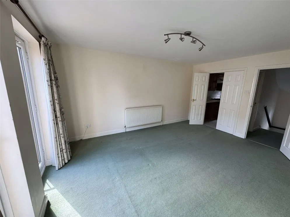 Property carousel item 4