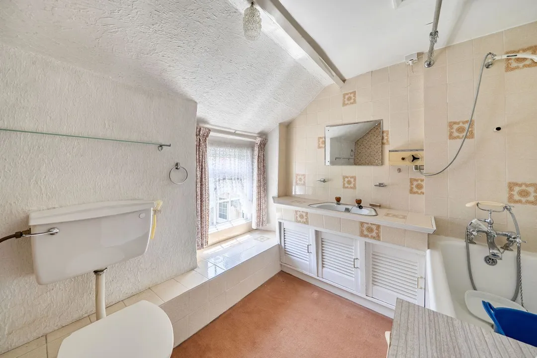 https://mr0.homeflow-assets.co.uk/files/photo/image/48080/9317/_x_/58412084.jpg