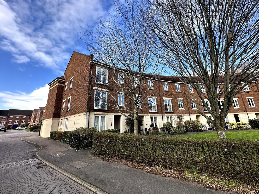 https://mr0.homeflow-assets.co.uk/files/photo/image/48085/1540/_x_/OCL240014_02.jpg