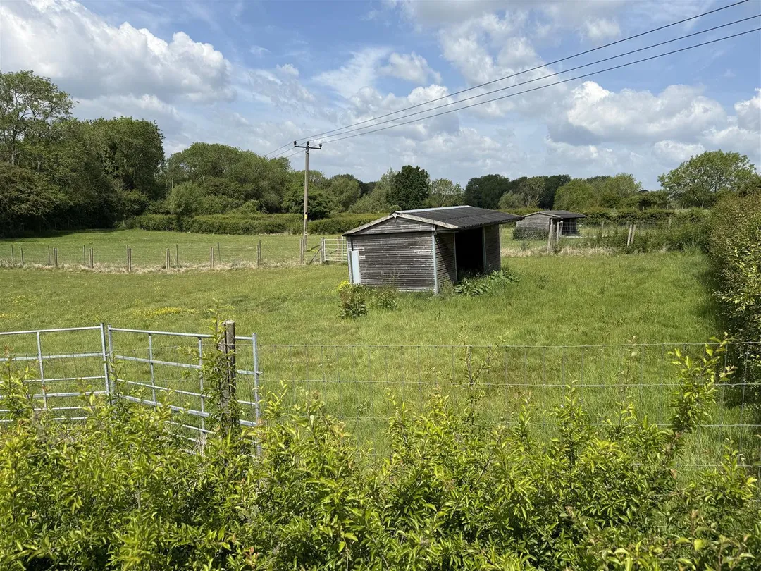 https://mr0.homeflow-assets.co.uk/files/photo/image/48090/1369/_x_/8_KrIHiej0WprAGHU7XgrA.jpg