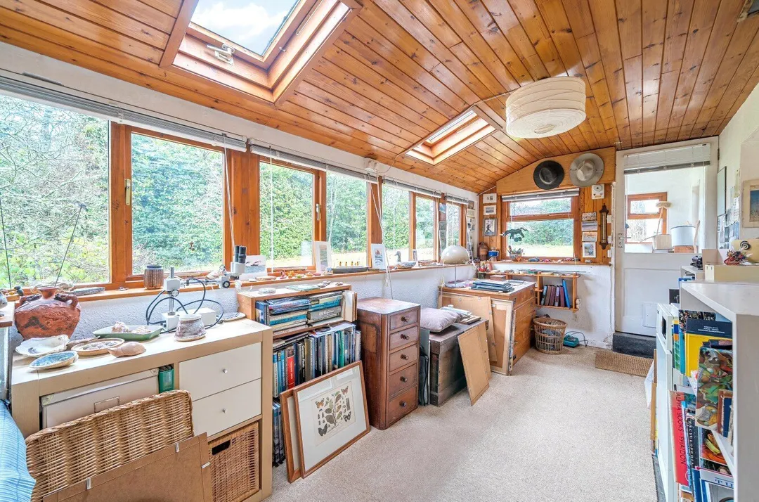 https://mr0.homeflow-assets.co.uk/files/photo/image/48090/4533/_x_/SOU250800_29.jpg