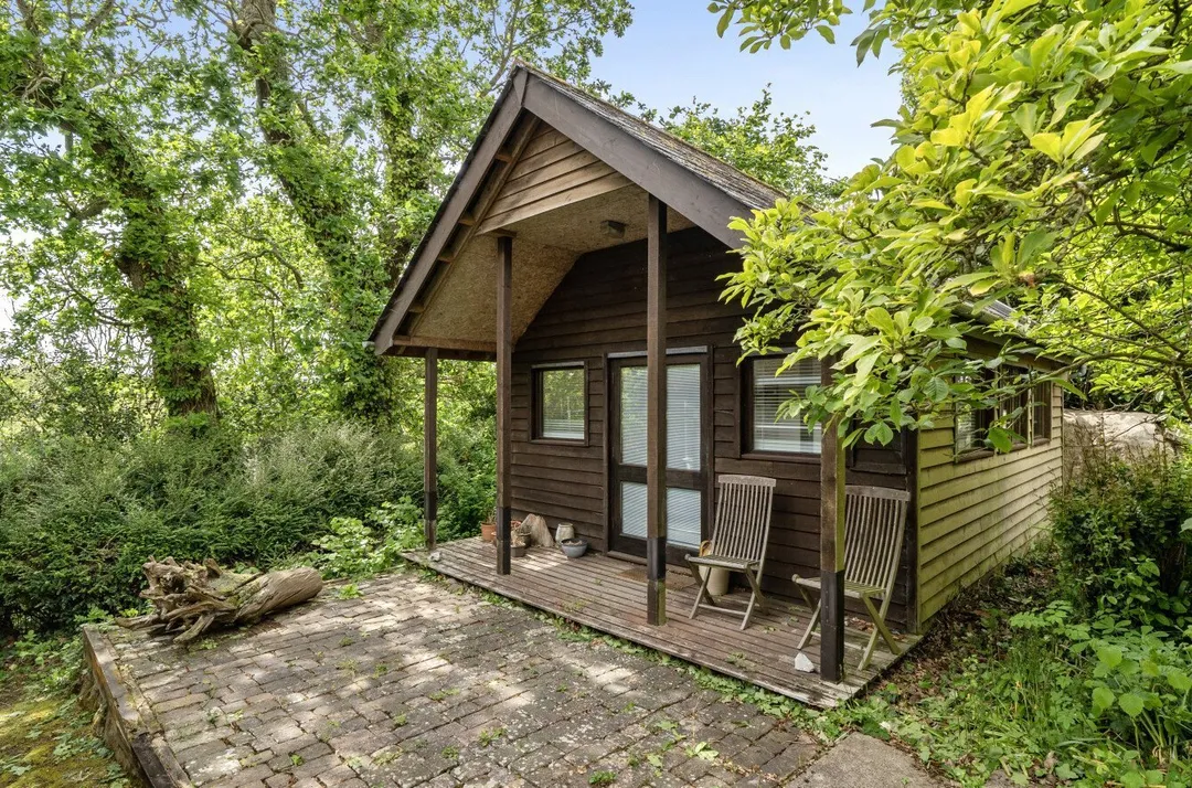 https://mr0.homeflow-assets.co.uk/files/photo/image/48090/4544/_x_/SOU250800_40.jpg