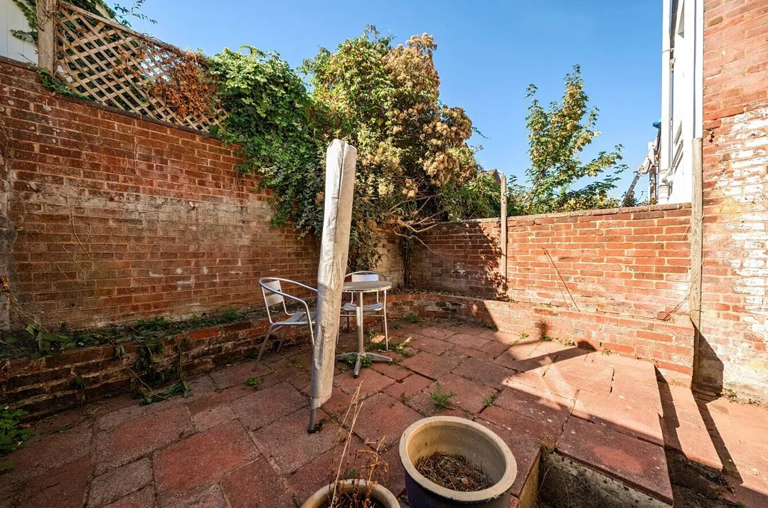 https://mr0.homeflow-assets.co.uk/files/photo/image/48090/6742/_x_/SOU260380_13.jpg