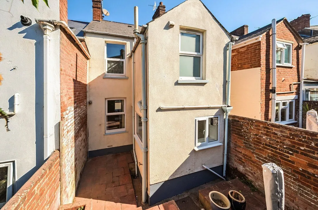 https://mr0.homeflow-assets.co.uk/files/photo/image/48090/6748/_x_/SOU260380_14.jpg