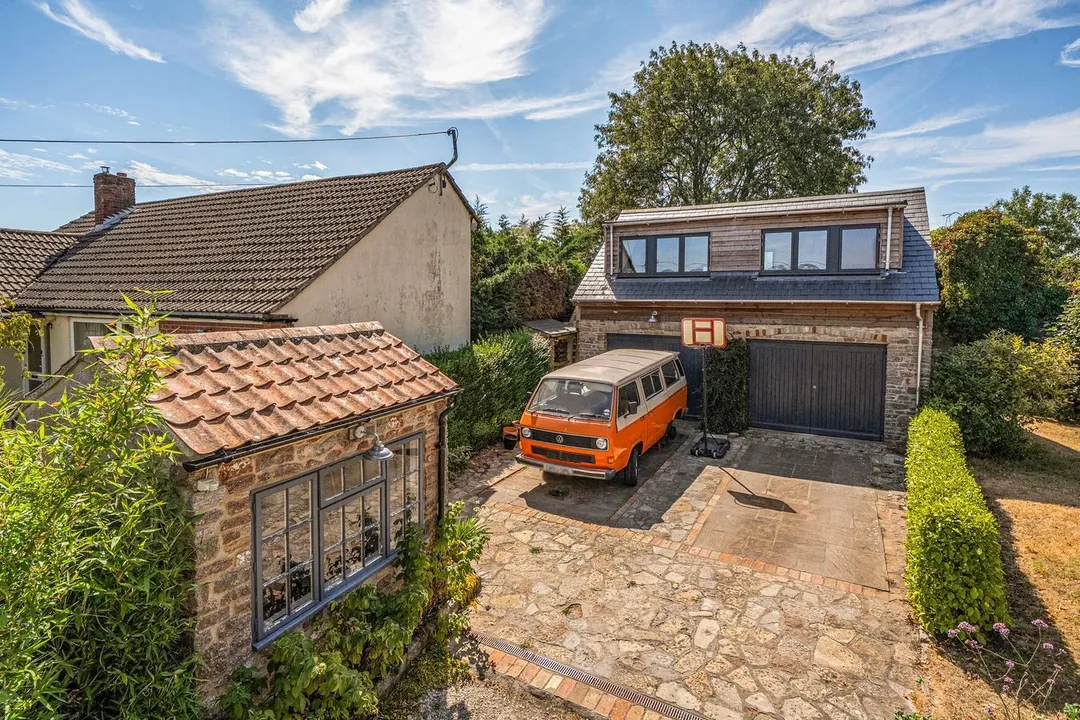 https://mr0.homeflow-assets.co.uk/files/photo/image/48090/7472/_x_/58924117.jpg