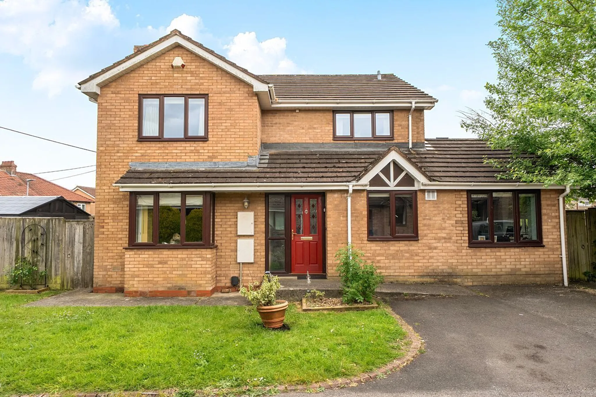 https://mr0.homeflow-assets.co.uk/files/photo/image/48091/1422/_x_/57114840.jpg