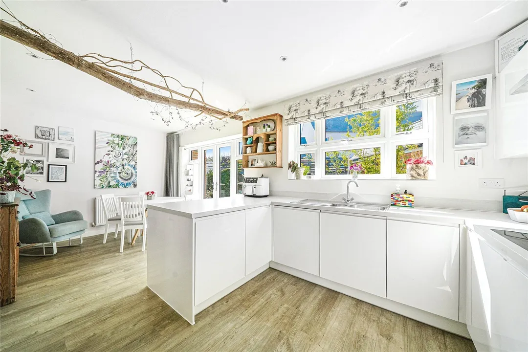 https://mr0.homeflow-assets.co.uk/files/photo/image/48092/3433/_x_/TOP260190_10.jpg