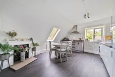 Raglan Road Reigate RH2 photo 3