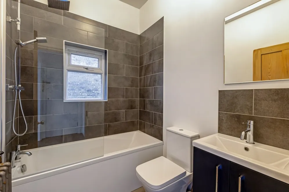 Gubyon Avenue London SE24 photo 9