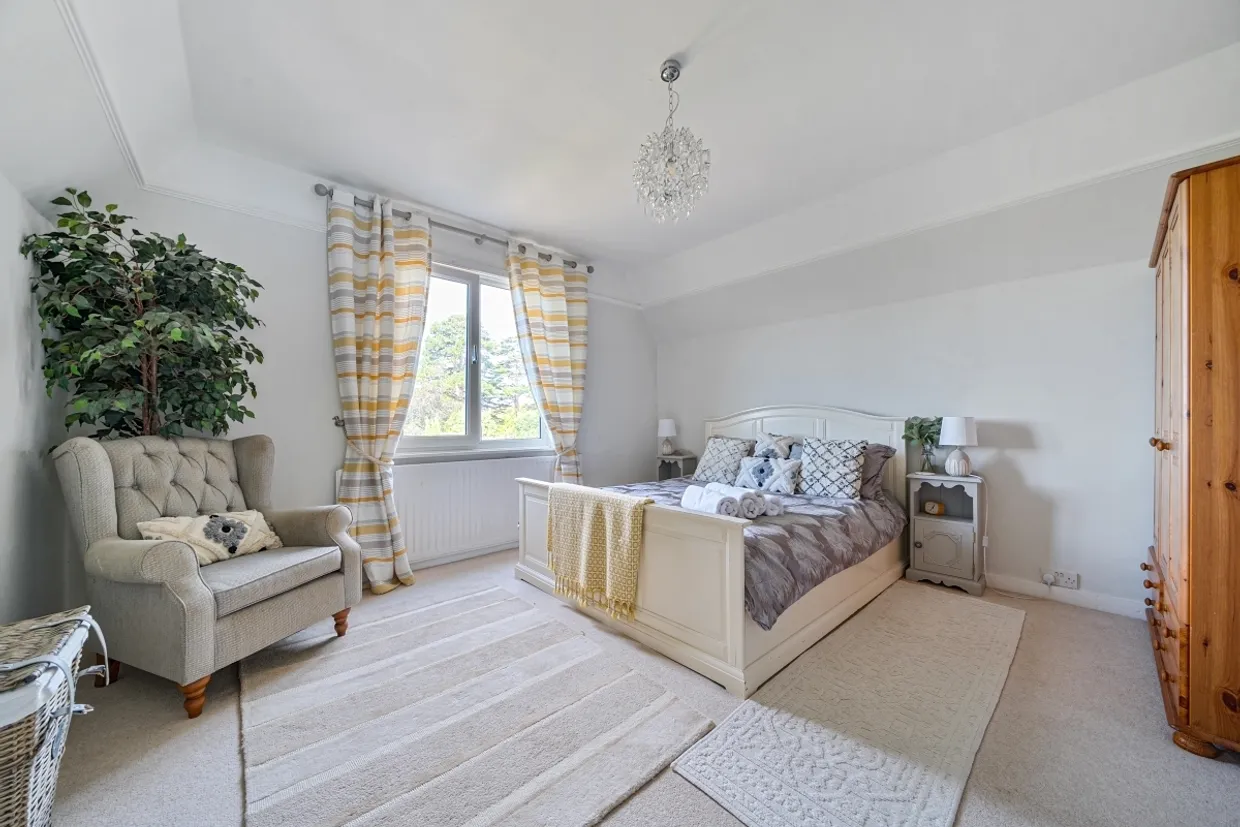 Raglan Road Reigate RH2 photo 8