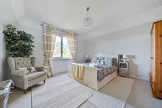 Raglan Road Reigate RH2 photo 8