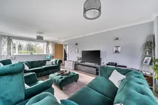 Mill Close Horsham RH13 photo 2