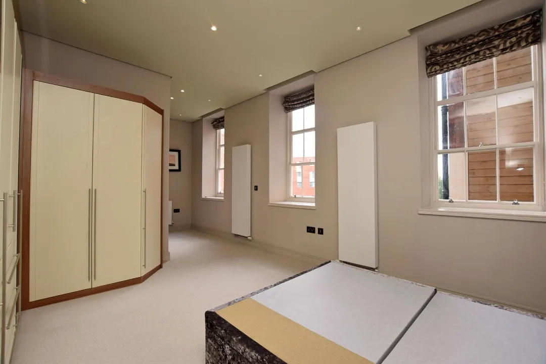 https://mr0.homeflow-assets.co.uk/files/photo/image/48095/5775/_x_/OCL170089_02.jpg