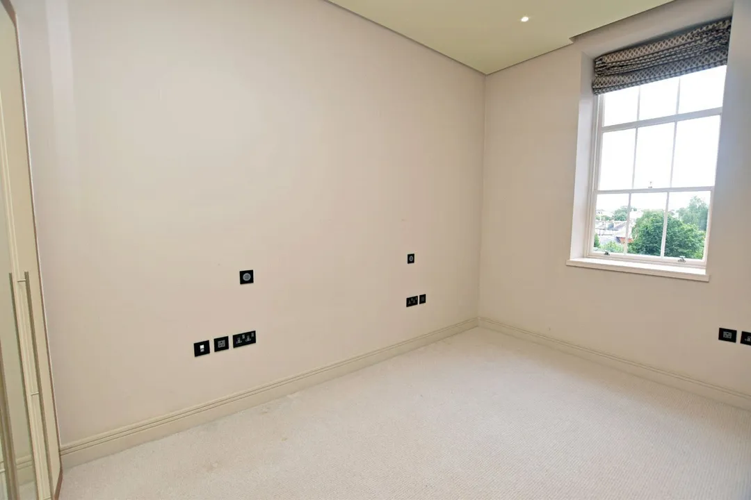 https://mr0.homeflow-assets.co.uk/files/photo/image/48095/5779/_x_/OCL170089_03.jpg