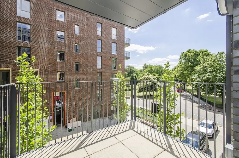 Hidcote Apartments, 5 Danvers Avenue London SW11 photo 4