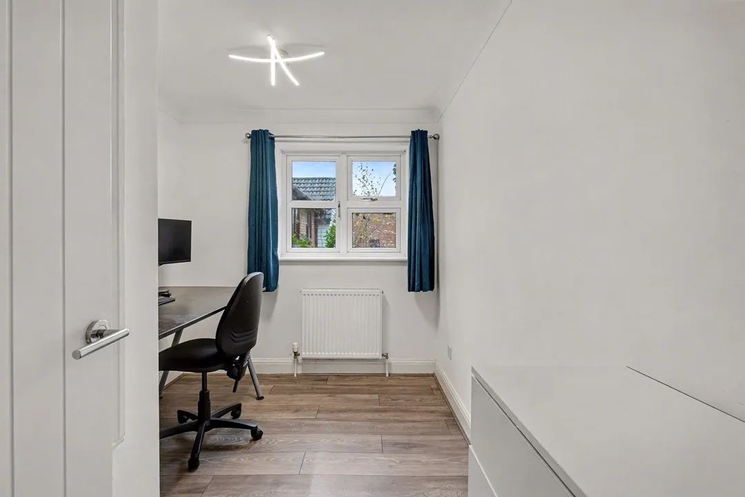 https://mr0.homeflow-assets.co.uk/files/photo/image/48096/3757/_x_/24017_EA_RS_12771199_IMG_5.jpg