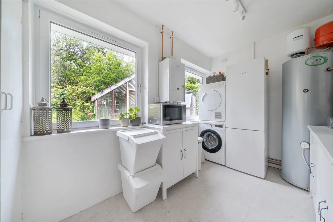 https://mr0.homeflow-assets.co.uk/files/photo/image/48096/4345/_x_/TOP250210_09.jpg