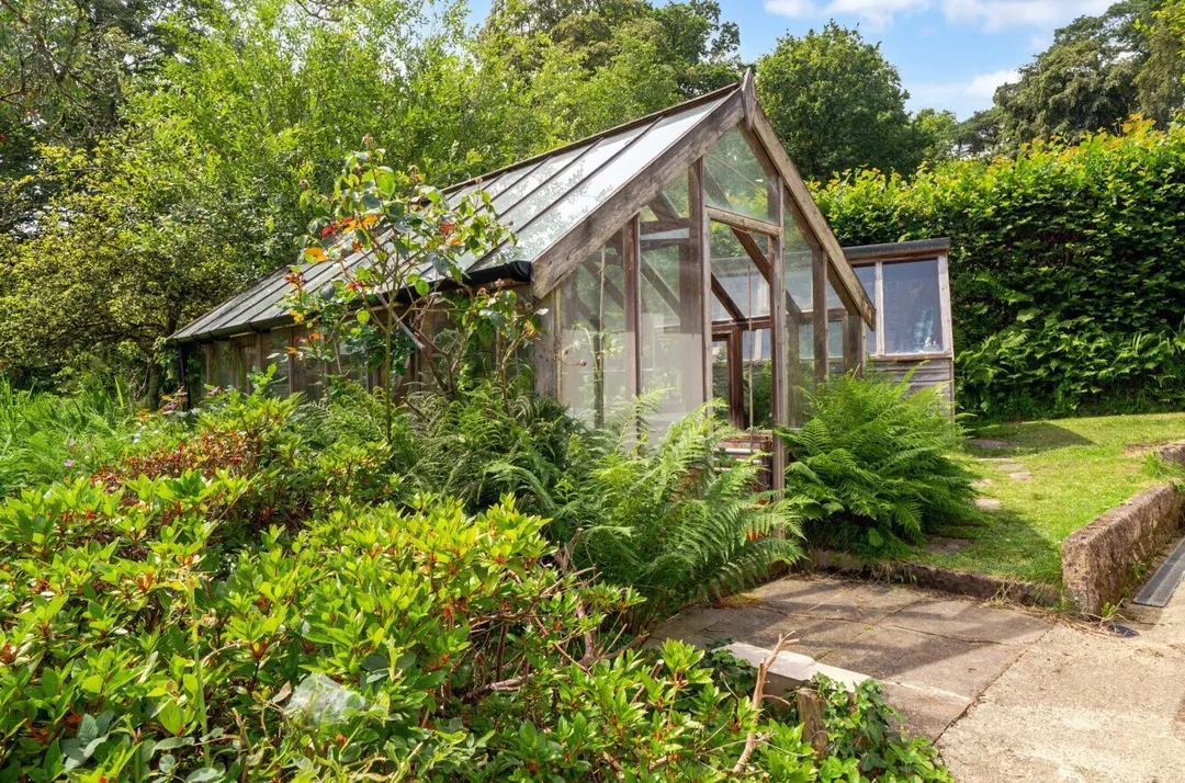https://mr0.homeflow-assets.co.uk/files/photo/image/48096/4366/_x_/TOP250210_23.jpg