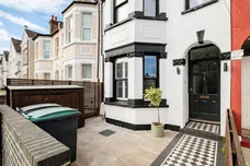 Chesterfield Gardens, London, N4 photo 24