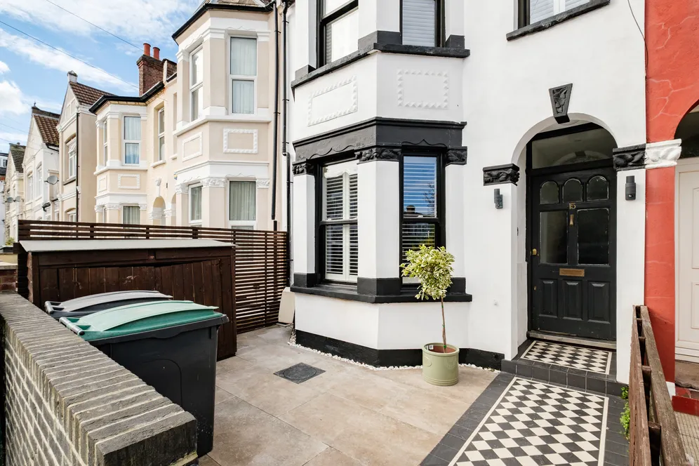 Chesterfield Gardens, London, N4 photo 24