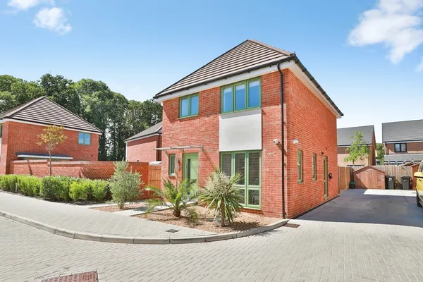 Kensington Drive, WEST PARLEY, Ferndo...