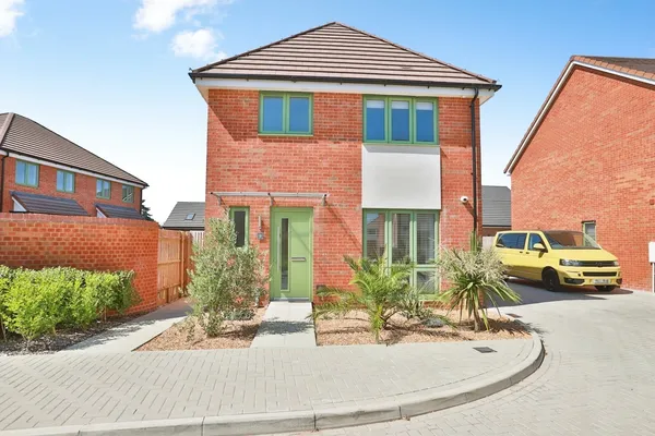 Kensington Drive, WEST PARLEY, Ferndo...