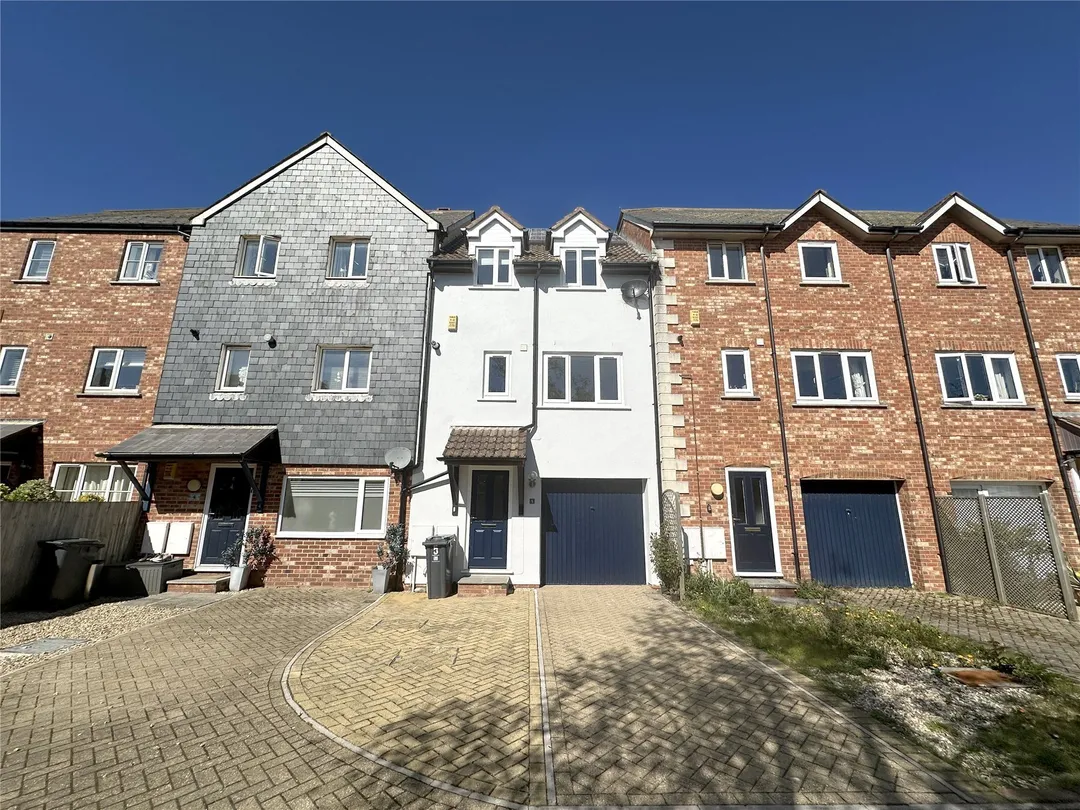 https://mr0.homeflow-assets.co.uk/files/photo/image/48099/7717/_x_/OCL250022_13.jpg