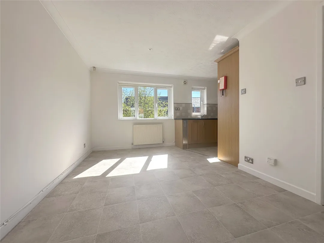 https://mr0.homeflow-assets.co.uk/files/photo/image/48099/7742/_x_/OCL250022_04.jpg