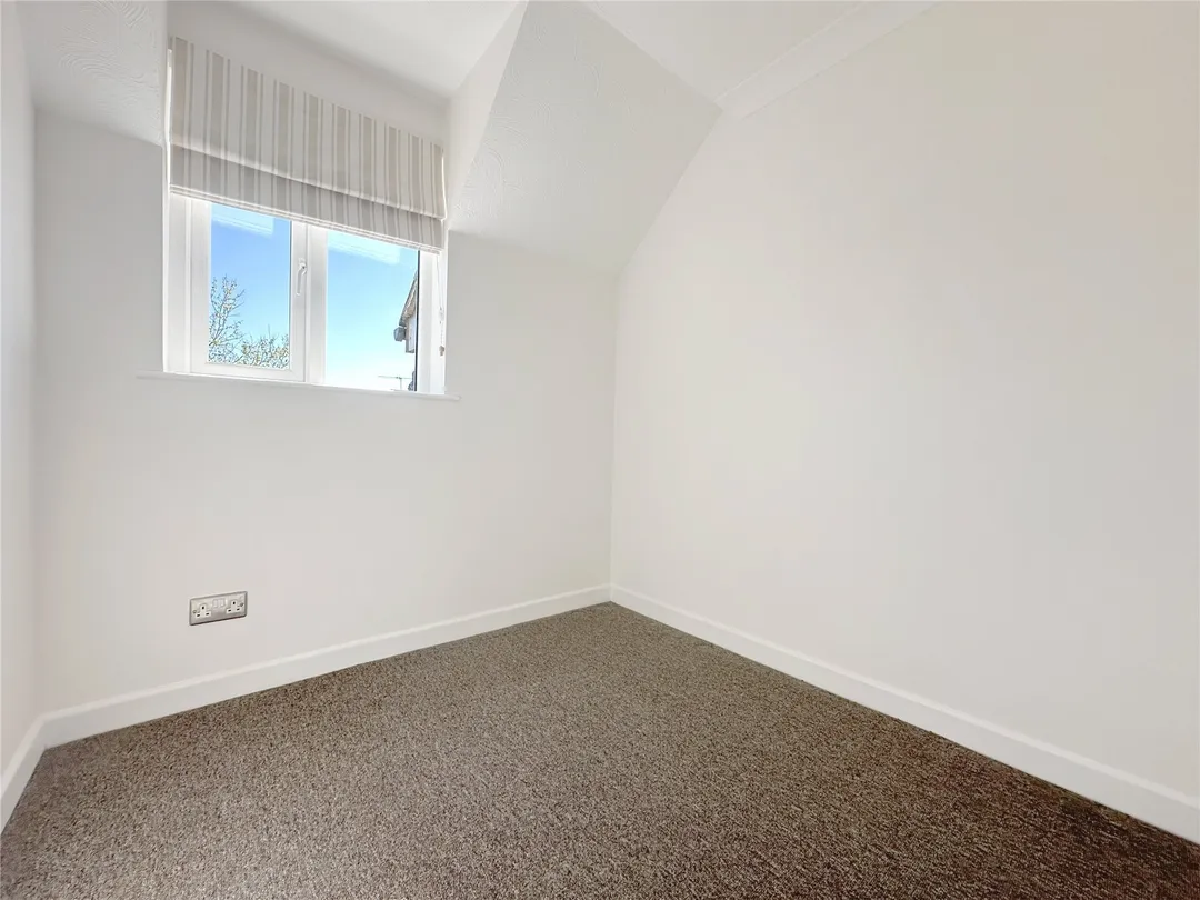 https://mr0.homeflow-assets.co.uk/files/photo/image/48099/7758/_x_/OCL250022_11.jpg