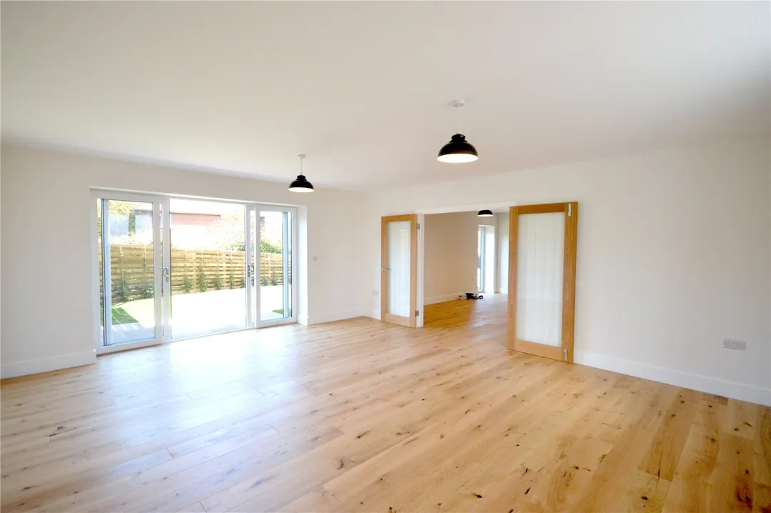 https://mr0.homeflow-assets.co.uk/files/photo/image/48100/0185/_x_/OCL240055_03.jpg