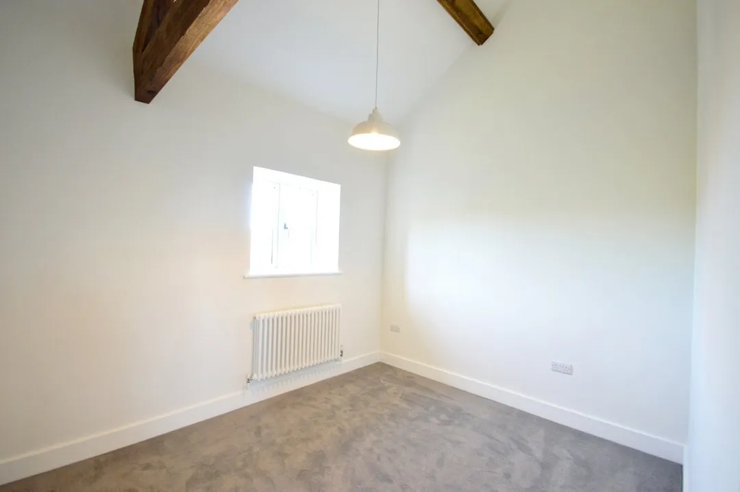 https://mr0.homeflow-assets.co.uk/files/photo/image/48100/0191/_x_/OCL240055_05.jpg